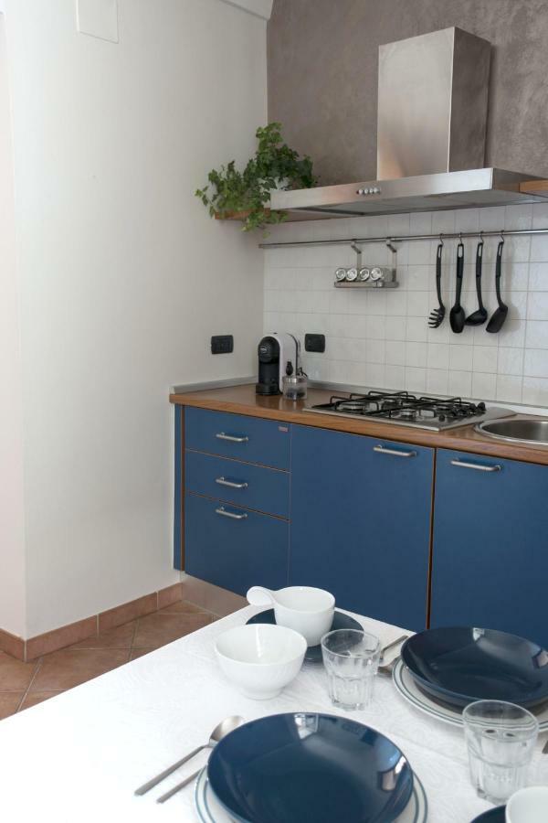 La Finestra Sul Borgo Appartement Alba  Buitenkant foto