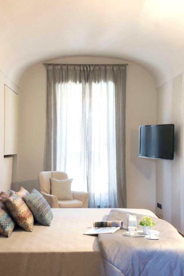 La Finestra Sul Borgo Appartement Alba  Buitenkant foto