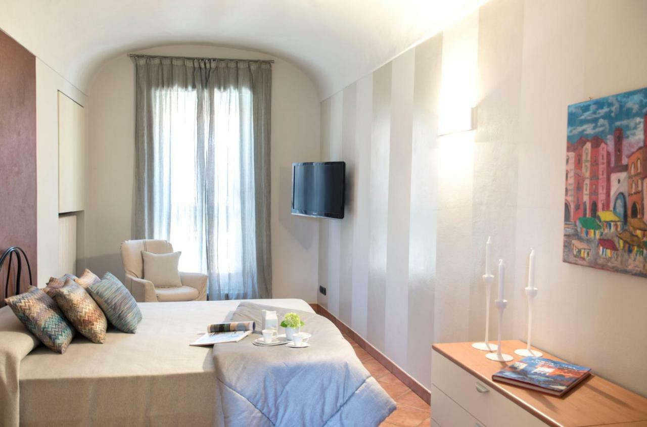 La Finestra Sul Borgo Appartement Alba  Buitenkant foto