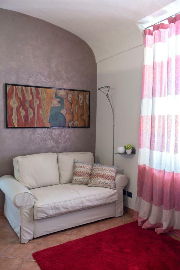 La Finestra Sul Borgo Appartement Alba  Buitenkant foto